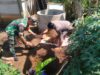 Ciptakan Lingkungan Sehat, Babinsa Kesamben Bantu Pembuatan Sarana MCK Warga