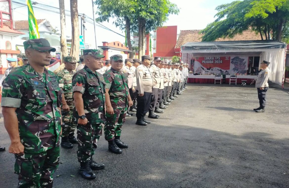 Bersama Tiga Pilar Koramil 0808/01 Sukorejo Melaksanakan PAM Pleno Rekapitulasi penghitungan Suara