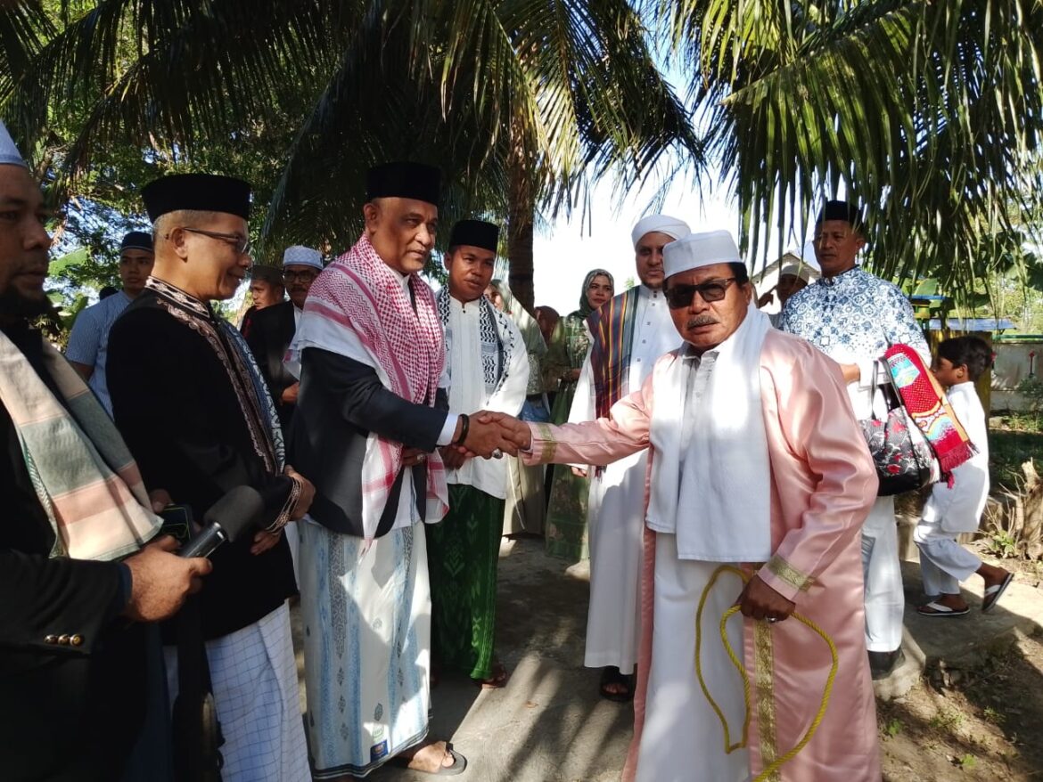 Bupati Buru Serahkan Sapi Kepada Panitia Qurban, Setelah Pelaksanaan Shalat Idul Adha di Mesjid Raya Al – Buruj