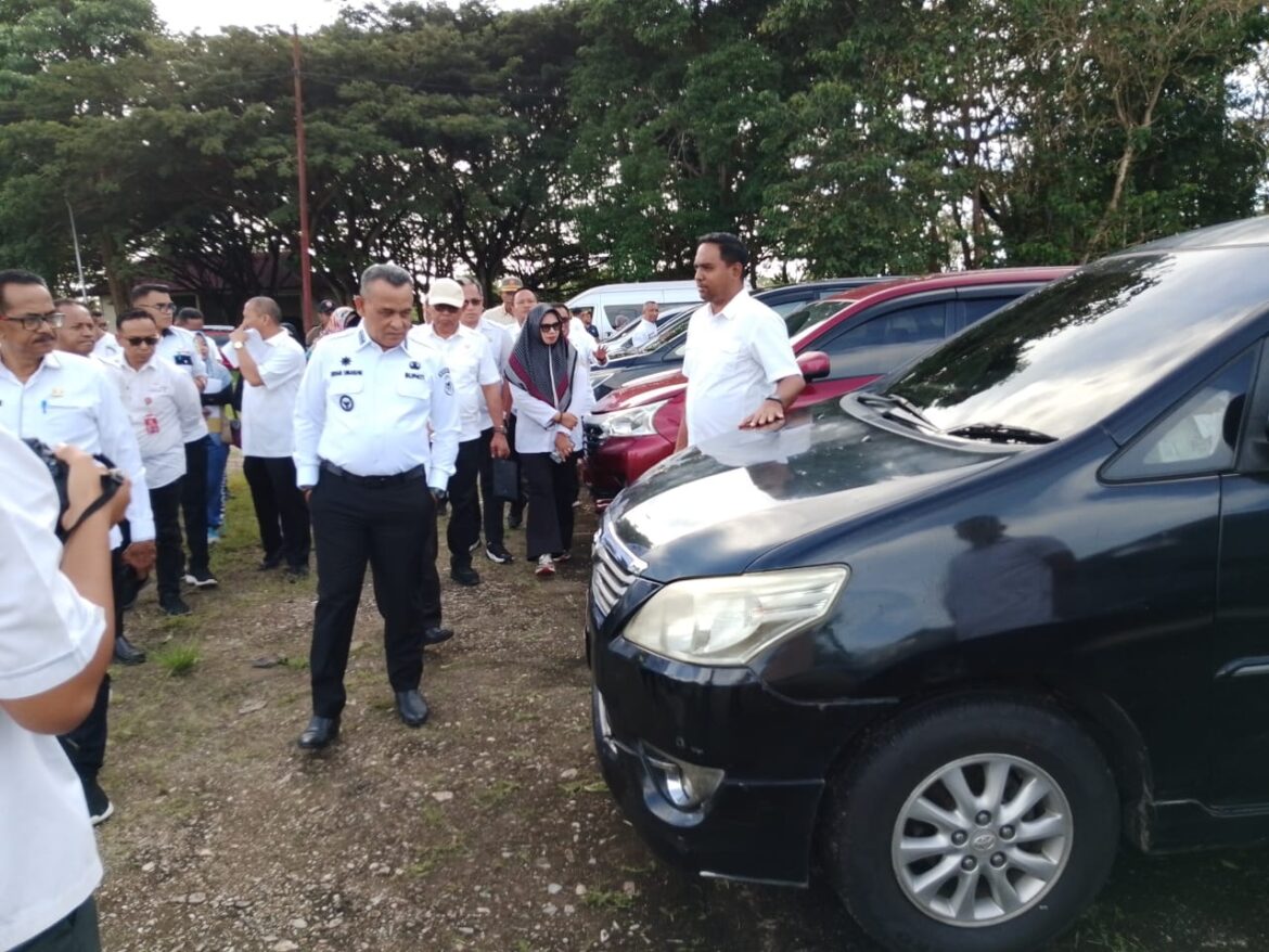Pastikan Kondisi Kendaraan Dinas Roda Empat Tetap Terawat, Bupati Buru Lakukan Pengecekan Langsung di Lapangan