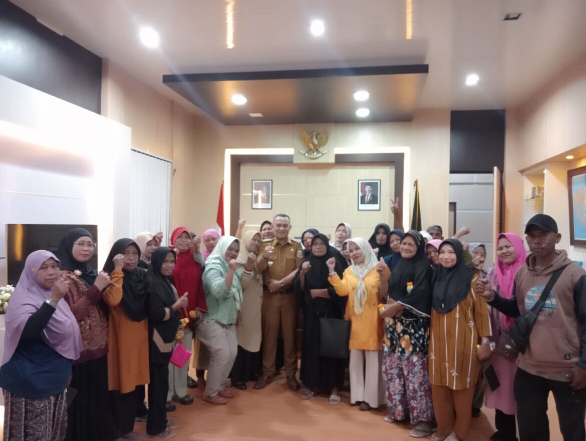 Petugas Kebersihan Namlea, Silaturahmi dengan Bupati