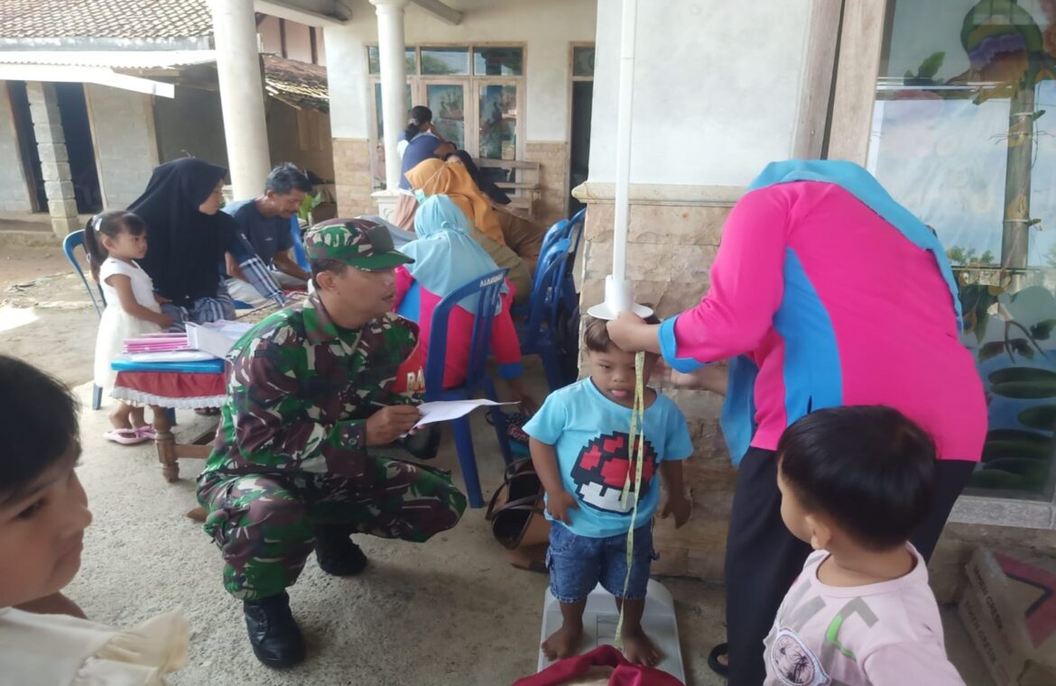 Babinsa Panggungasri Bersama Kader dan Bidan Desa Aktif Cegah Stunting Lewat Posyandu Balita