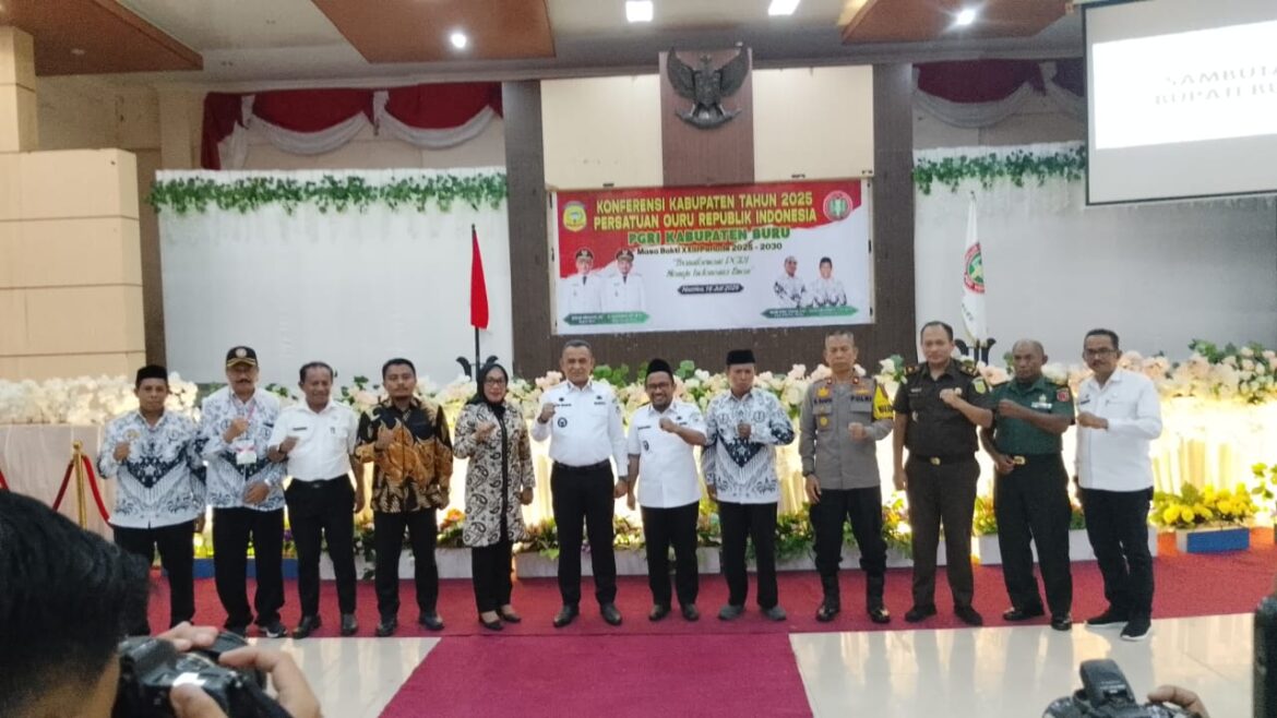 Bupati Buru Membuka dengan Resmi Komferensi PGRI Kabupaten Buru Tahun 2025