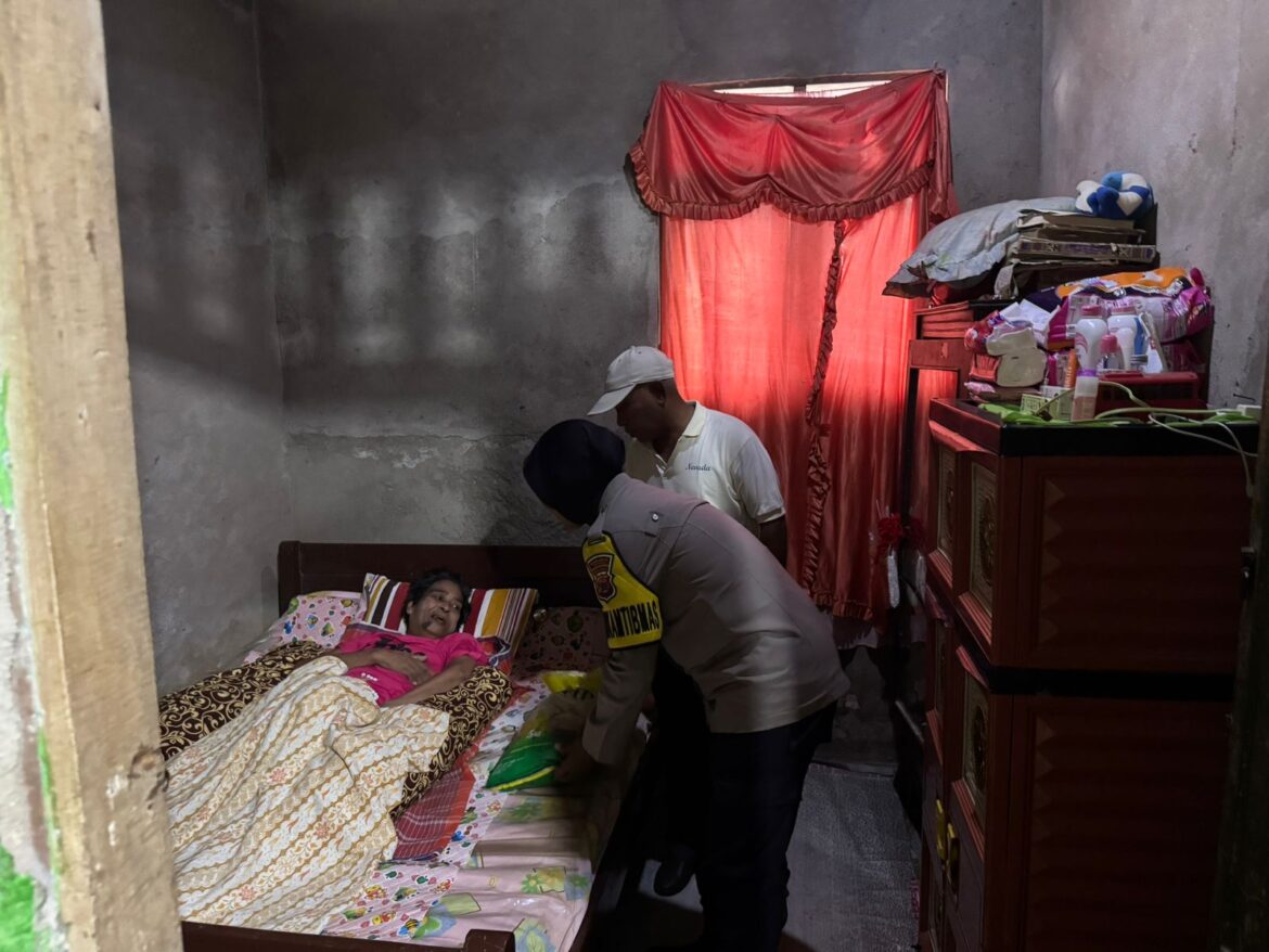 Kapolres Buru Salurkan Bantuan Beras dan Al-Qur’an di 11 TPQ