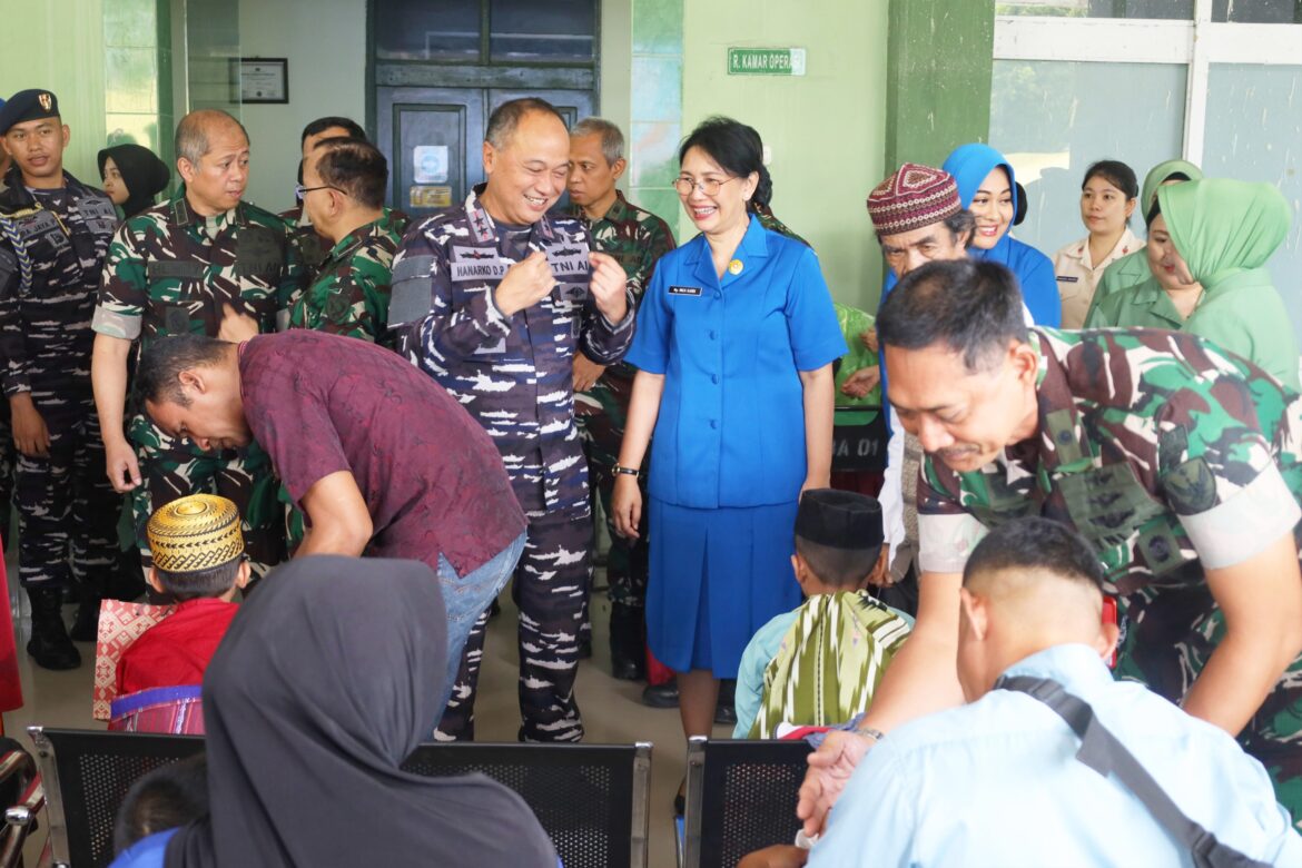 DIDAMPINGI KETUA DAERAH KODAERAL IX GABUNGAN JALASENASTRI KOARMADA RI, DANKODAERAL IX HADIR DAN TINJAU BHAKTI KESEHATAN TNI DI RUMKIT TK II dr. J.A. LATUMETEN, JELANG HUT TNI KE-80 DI MALUKU