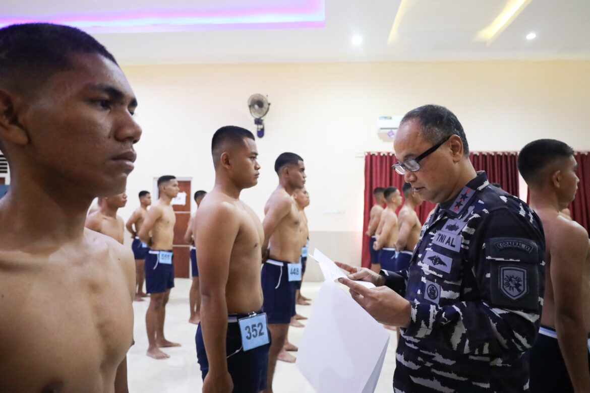 DANKODAERAL IX SELAKU KETUA PANITIA DAERAH AMBON PIMPIN SIDANG KOMISI PANTUKHIRDA CALON BINTARA DAN TAMTAMA PK TNI AL GEL II 2025