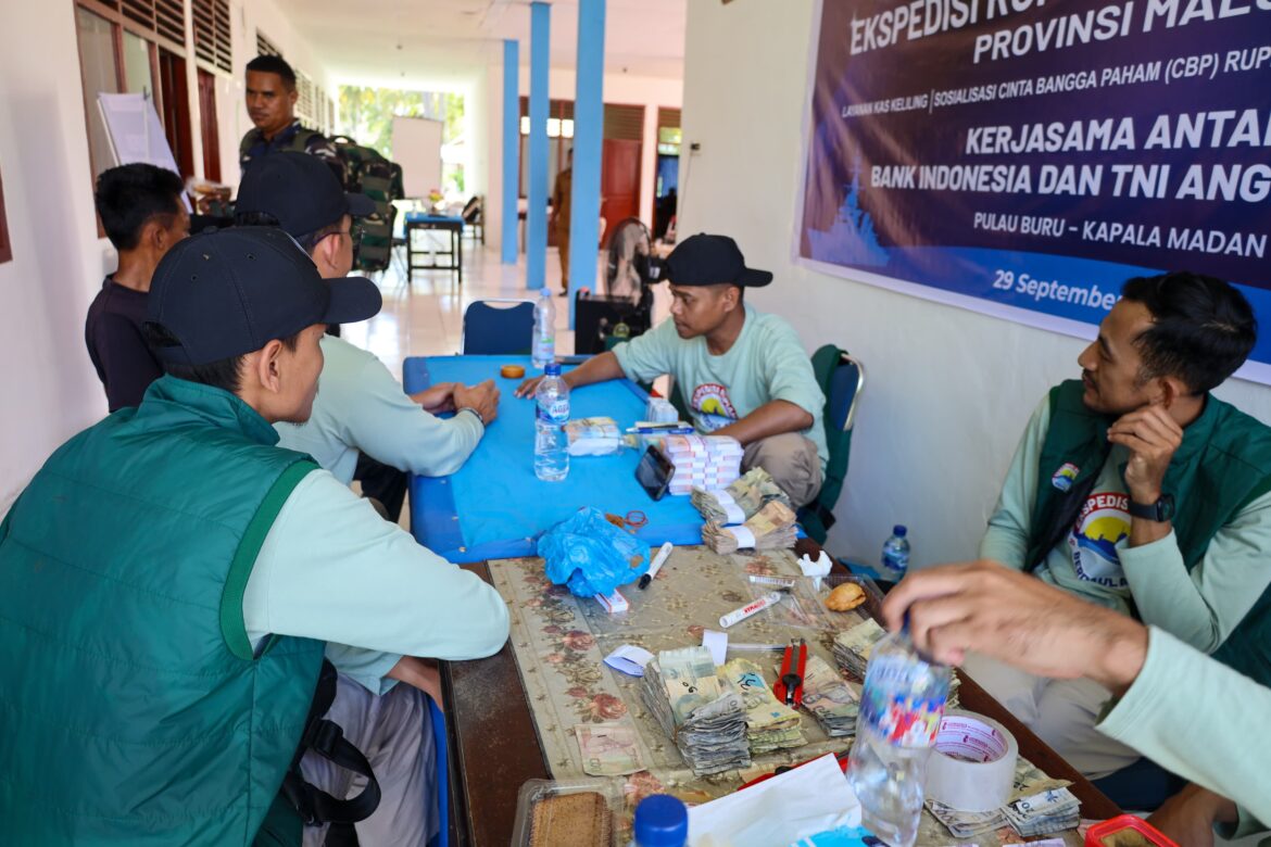 SATGAS ERB KODAERAL IX DAN BANK INDONESIA SASAR MASYARAKAT BURU SELATAN BERI PELAYANAN KESEHATAN GRATIS DAN EDUKASI CINTA, BANGGA, PAHAM RUPIAH