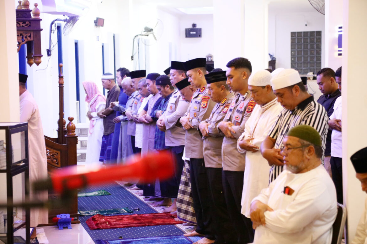 Kapolda Ajak Jamaah Sholat Subuh di Masjid Al-Furqan Galunggung Tebarkan Kebaikan Wujudkan Maluku Aman dan Damai